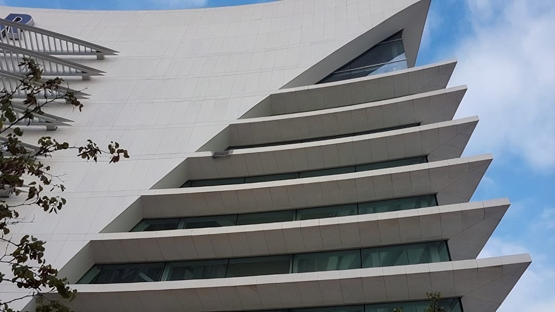 Detalle arquitectónico en fachada de El Corte Inglés de Puerta de Venecia en Zaragoza