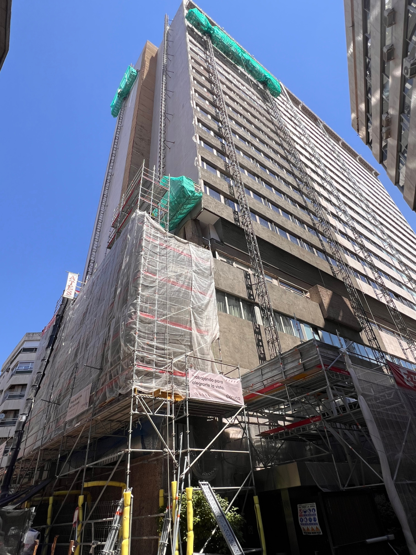 Detalle andamio en fachada. Complejo Princesa 25-27. Madrid