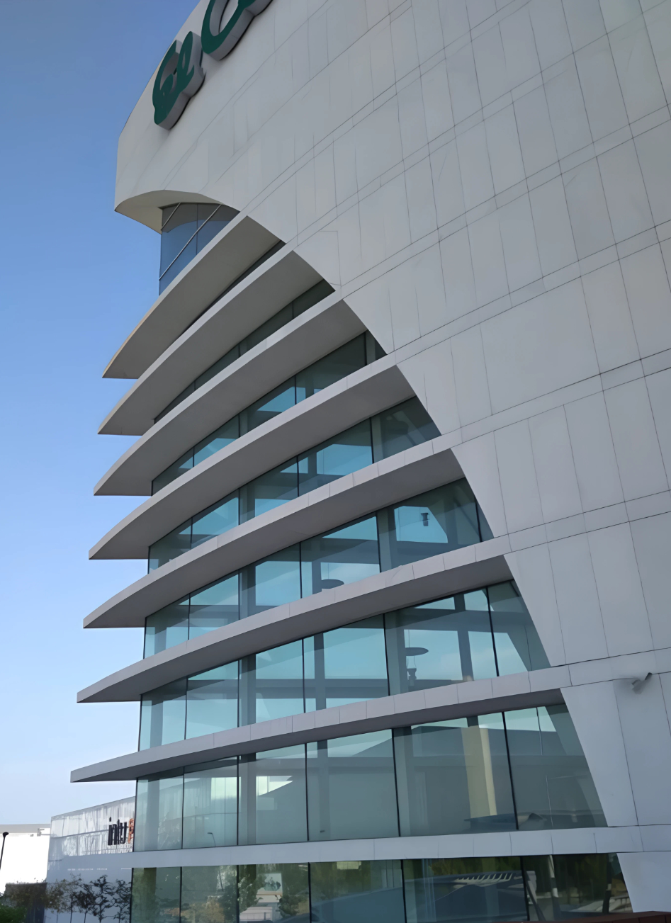 Vista fachada acristalada de El Corte Inglés, Puerta de Venecia en Zaragoza