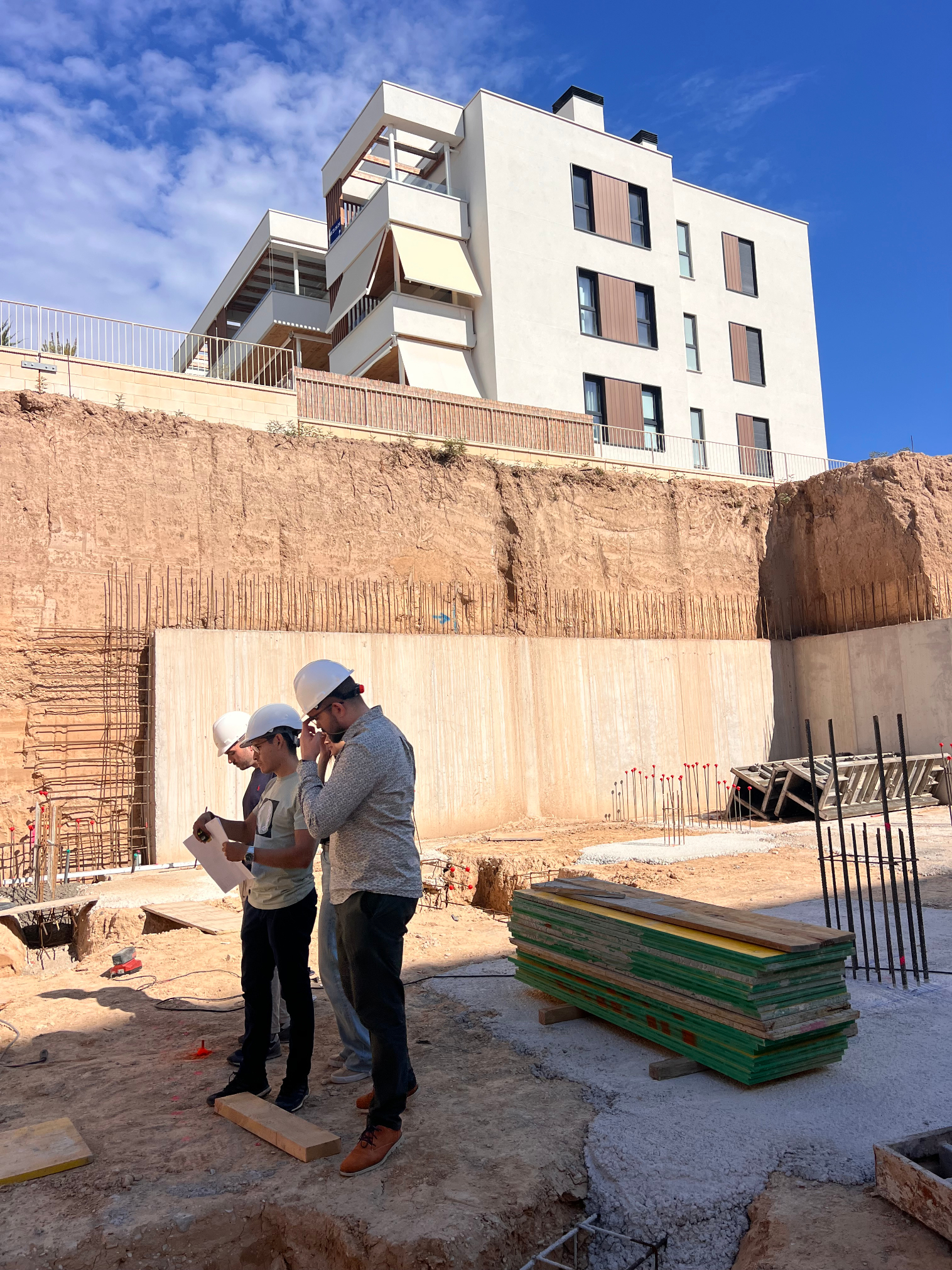 Operarios revisando trabajos de construcción en Hermes Residential Beach de San Juan de Alicante