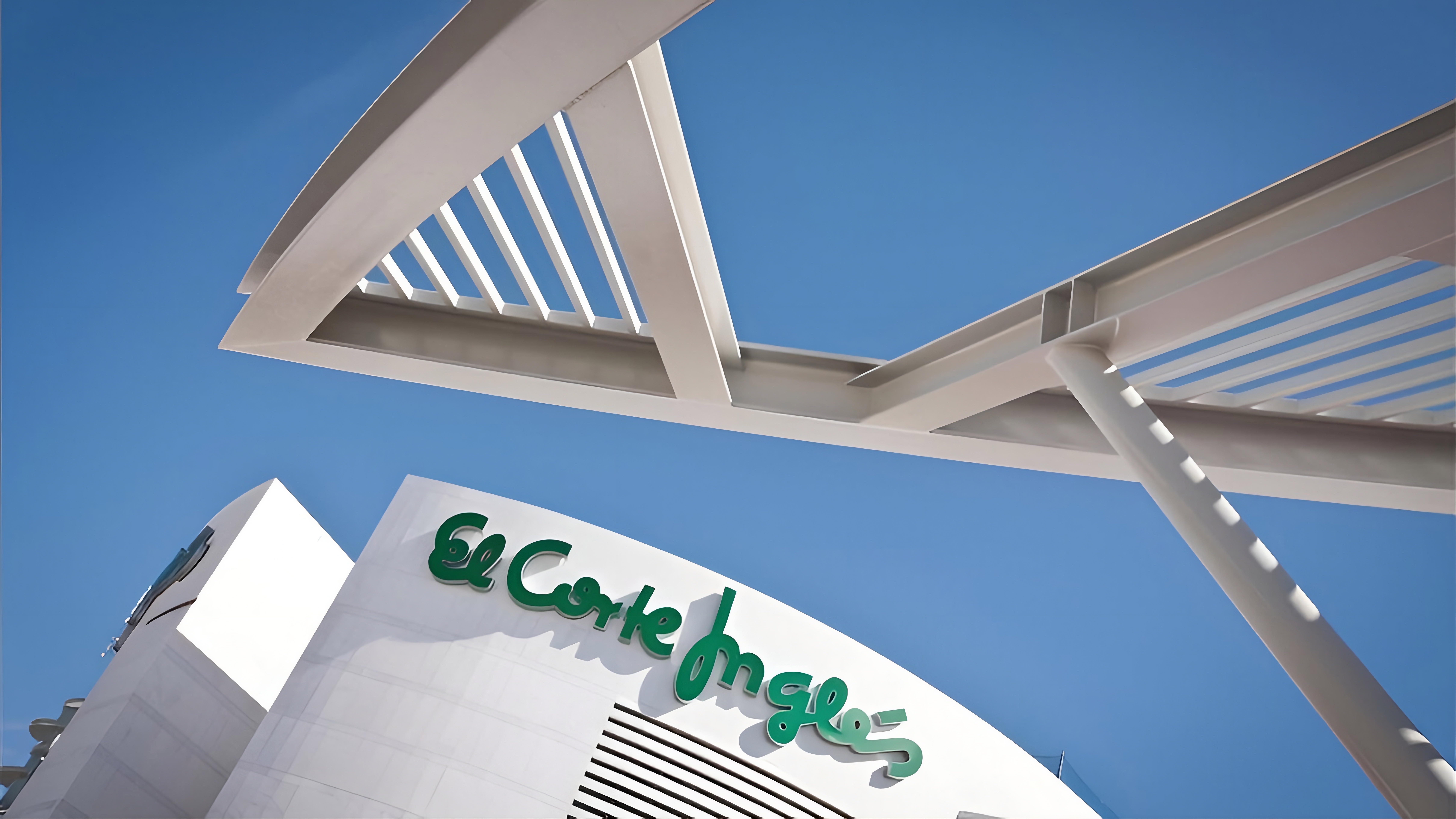 Vista detalle fachada principal de El Corte Inglés, Puerta de Venecia en Zaragoza