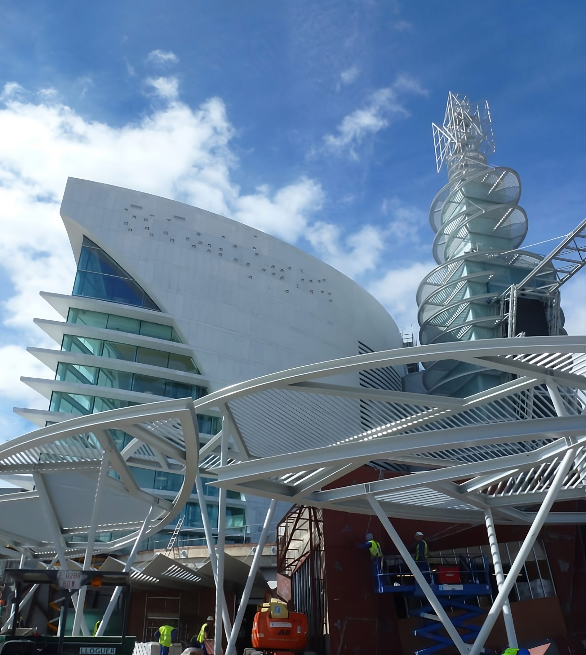 Detalles arquitectónicos en el exterior de El Corte Inglés, Puerta de Venecia en Zaragoza