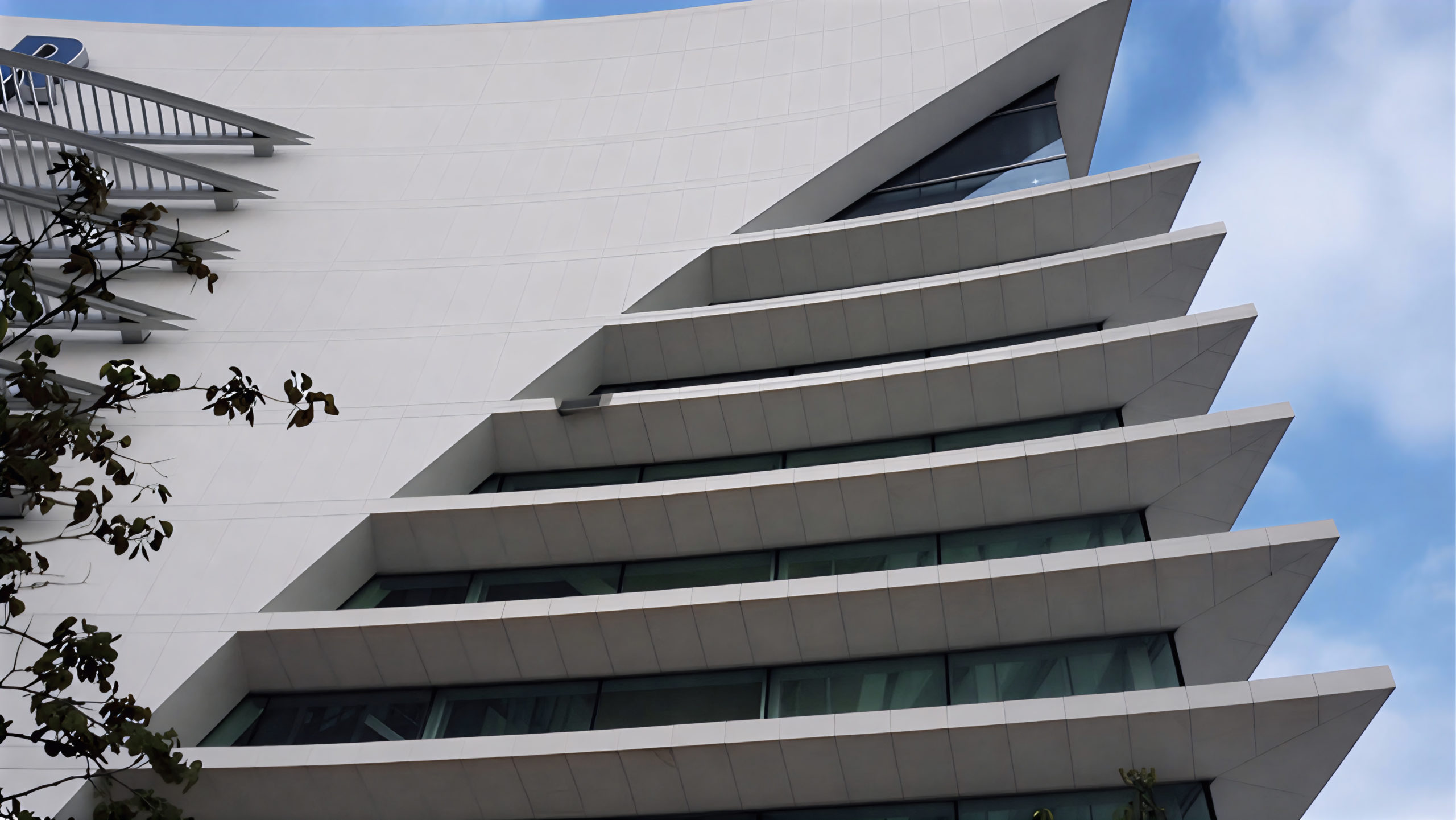 Detalle de las grandes piezas de piedra caliza. El Corte Inglés, Puerta de Venecia en Zarago