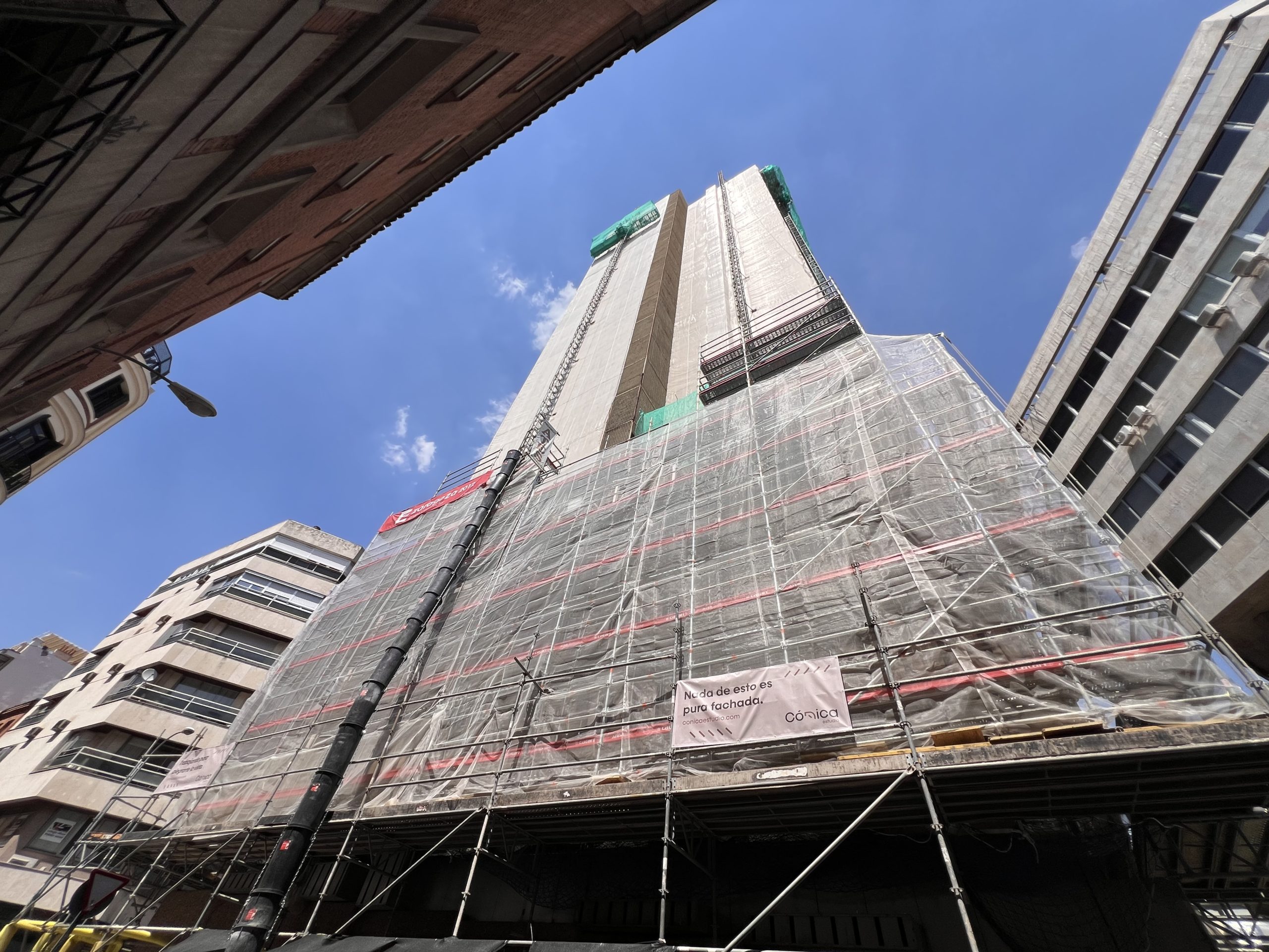 Vista general andamiaje en fachada. Complejo Princesa, 25-27. Madrid