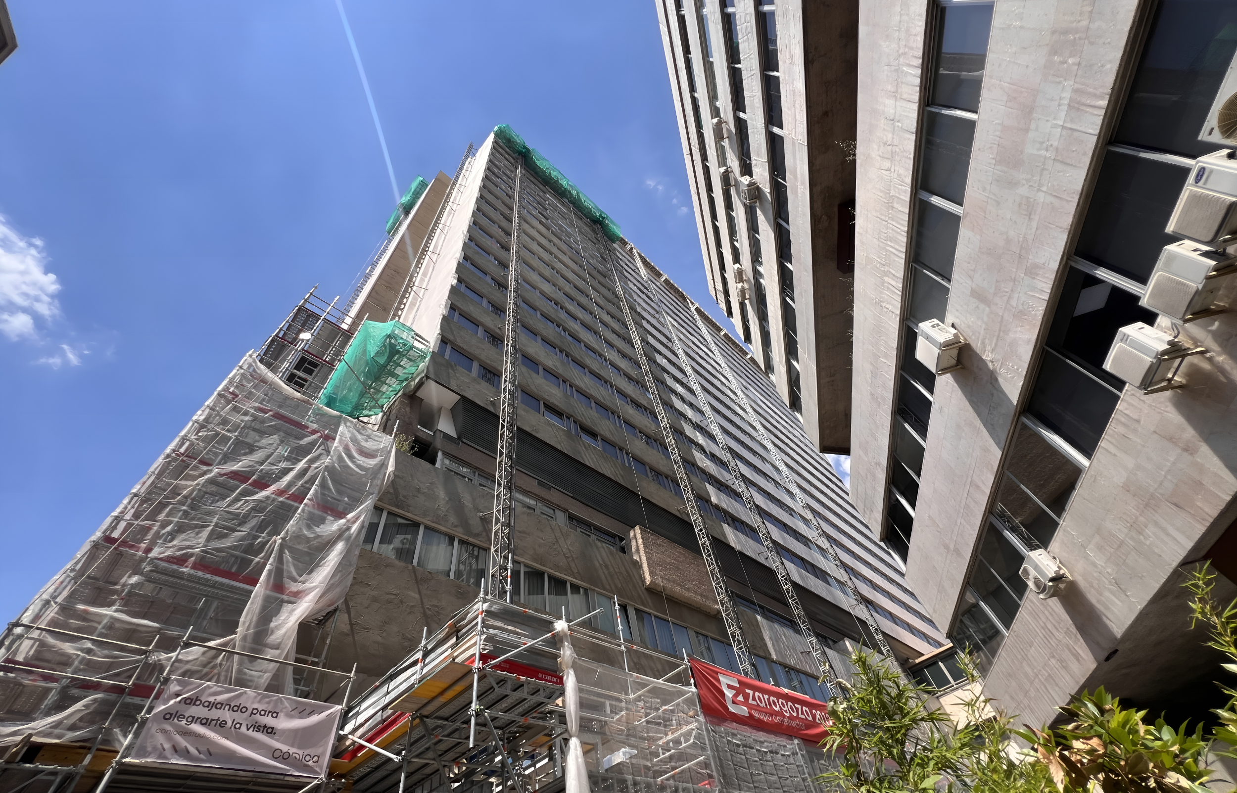 Vista detalle fachada principal, Complejo Princesa 25-27. Madrid