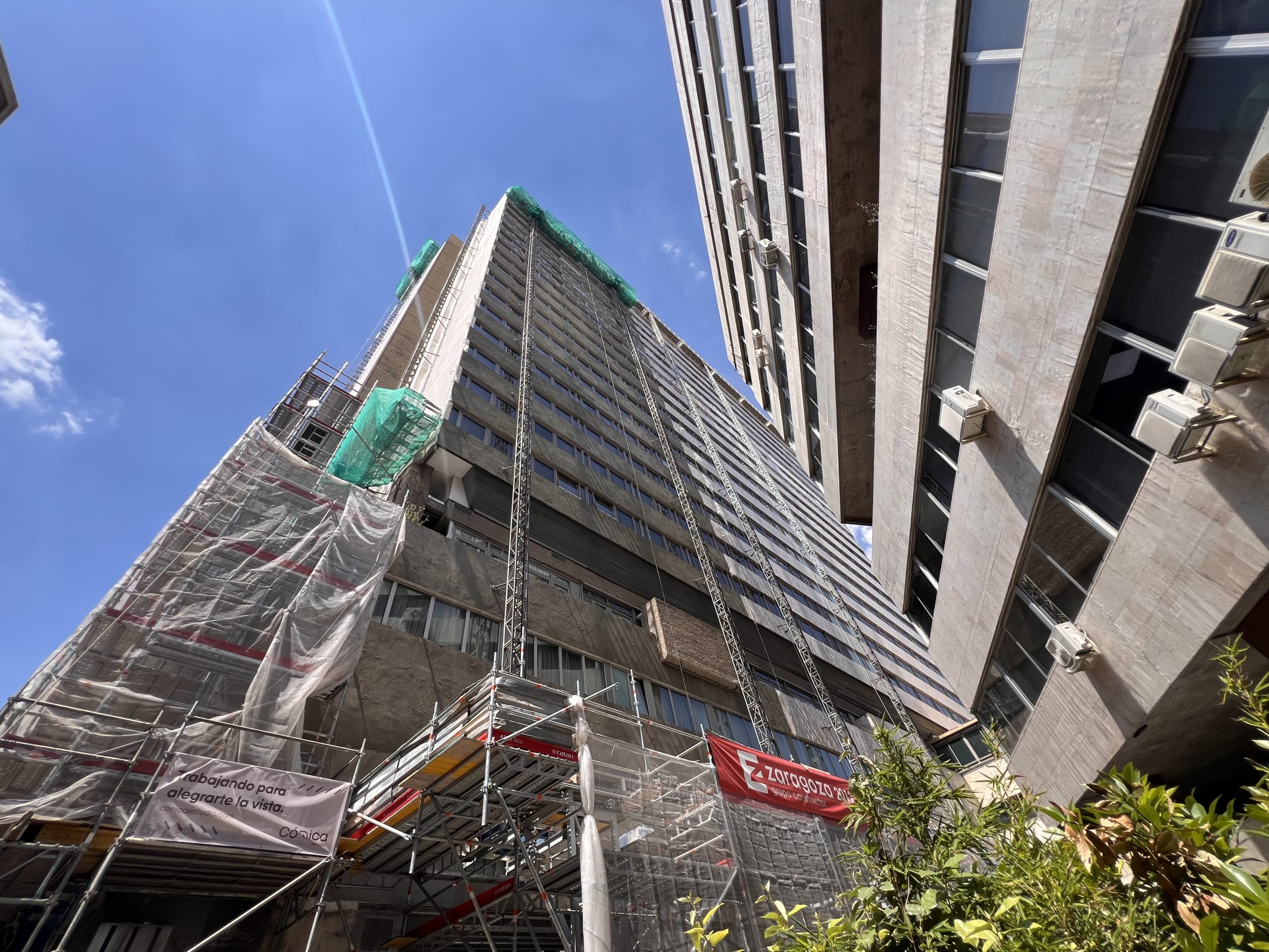 Vista general actuación consolidación de fachada. Complejo Princesa 25-27, Madrid