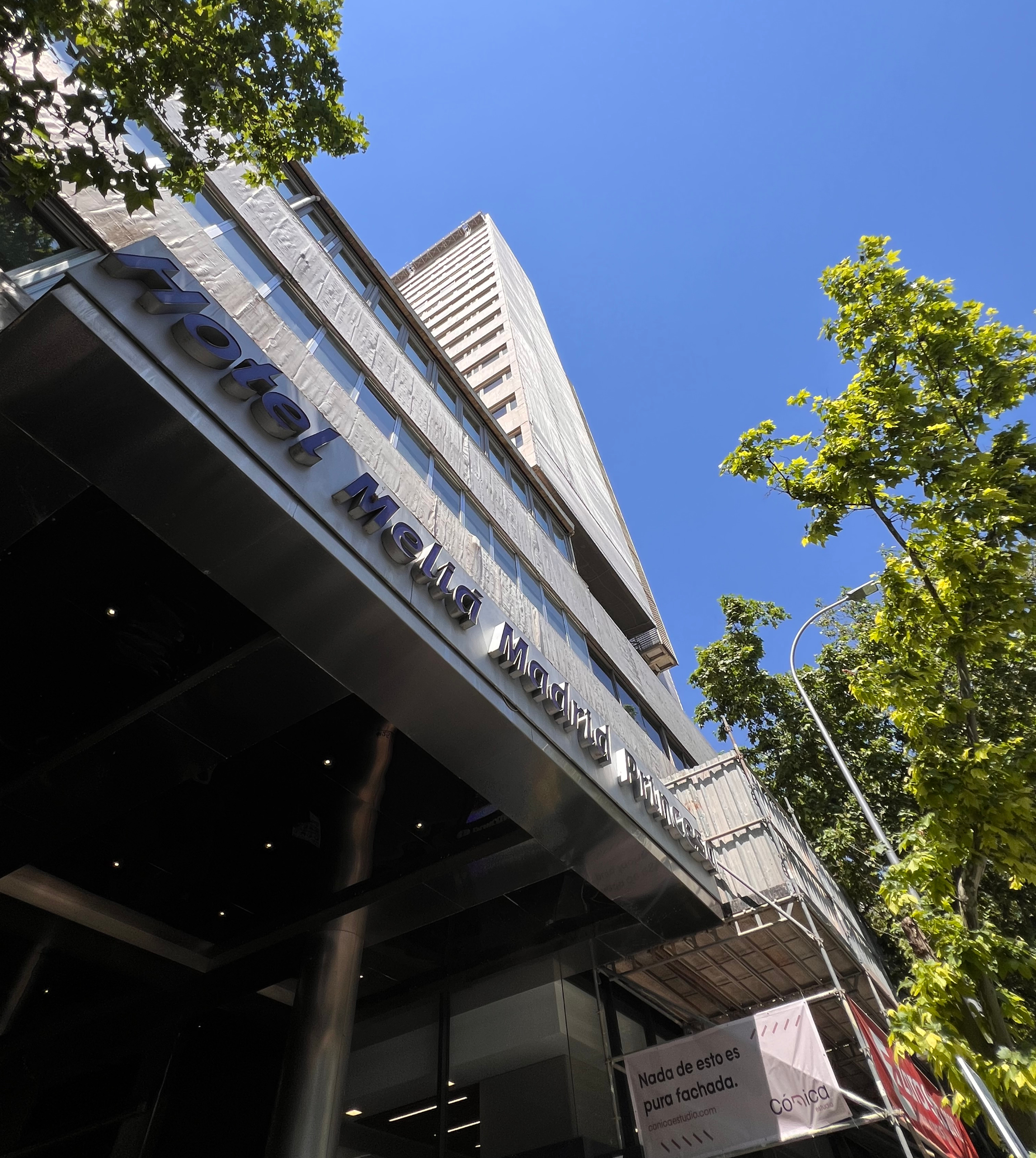 Vista detalle entrada principal Complejo Princesa 25-27, Madrid