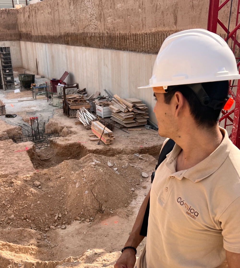 Operario supervisando trabajos de cimentación en Hermes Residential Beach in San Juan de Alicante