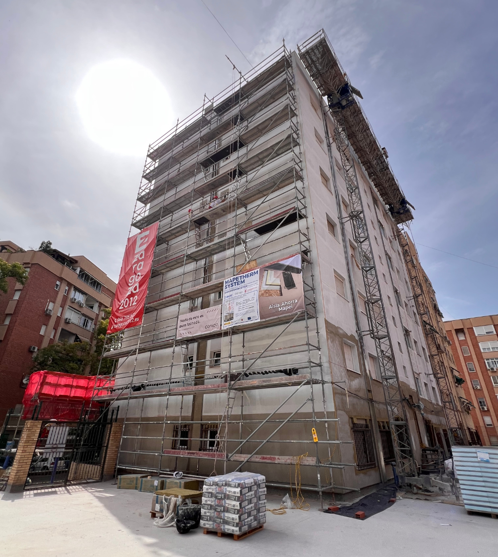 Vista general de fachada y proceso de rehabilitación en Complejo Intervivienda, Murcia