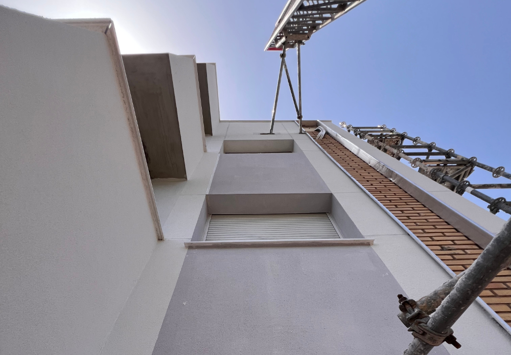 Vista detalle elementos de andamio en Complejo Intervivienda, Murcia