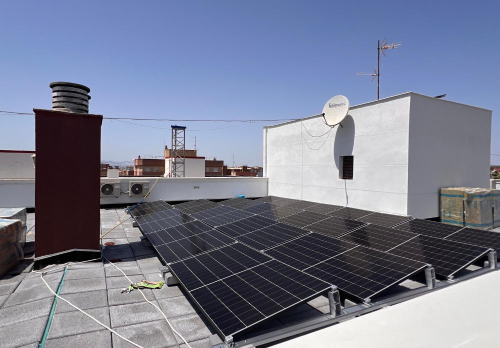 Detalle de placas solares en Complejo Intervivienda, Murcia