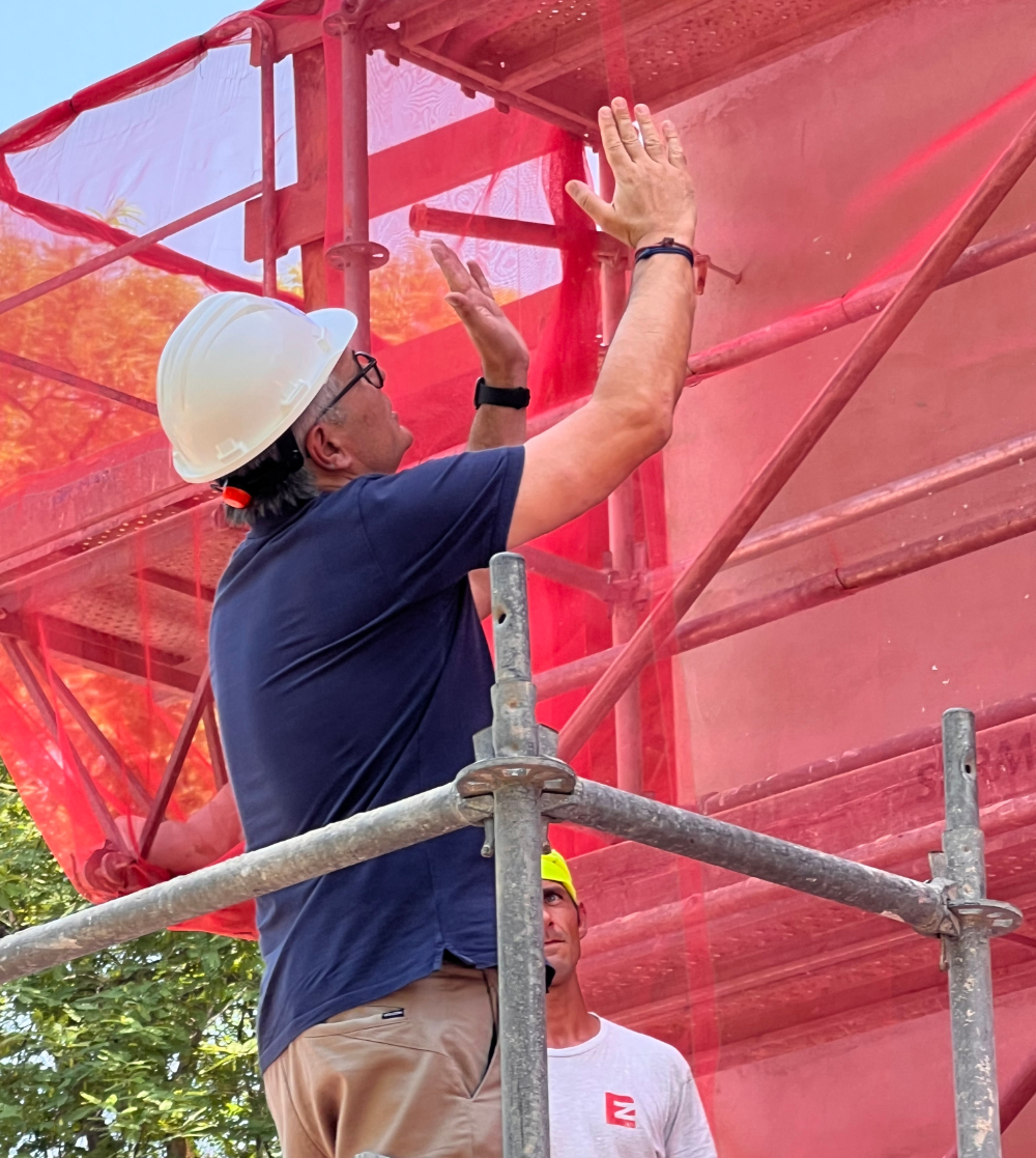 Operario dirigiendoselos trabajos de rehabilitación. Complejo Intervivienda, Murcia